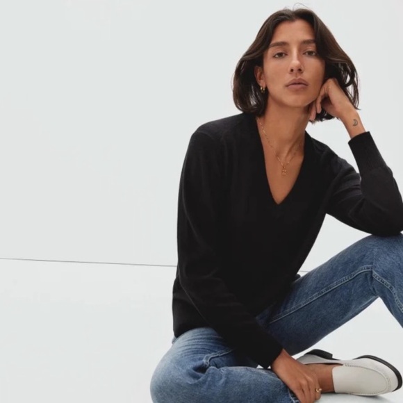 Everlane -The Cashmere V-Neck Sweater in True Black - Picture 3 of 11